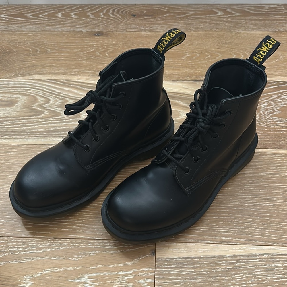 Doc Dr. Martens Original Air Wair black stitch mono. Womens Size 7, 36 Like new!
